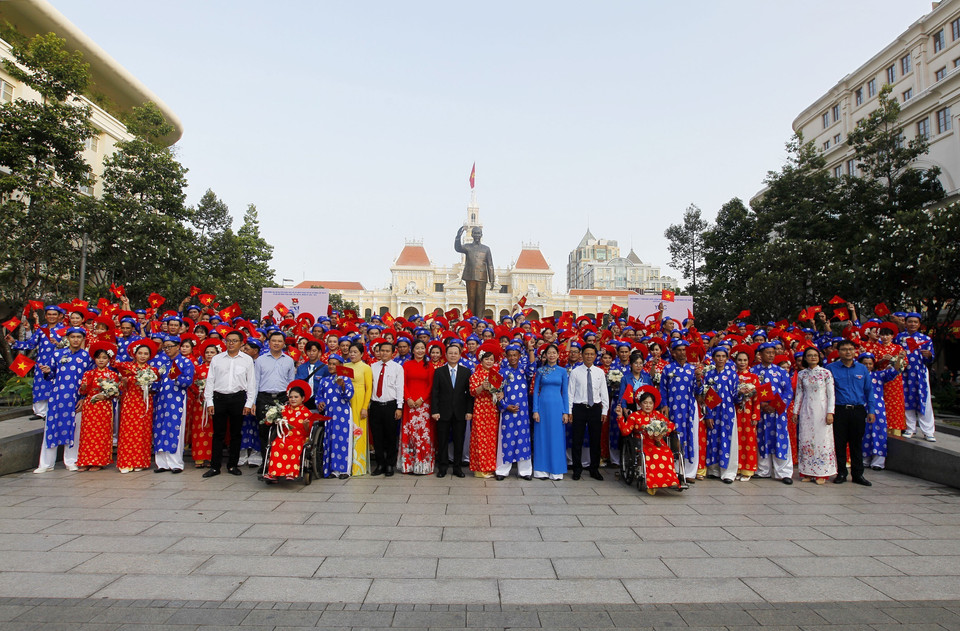 Lãnh đạo Thành phố Hồ Chí Minh chụp ảnh lưu niệm cùng 100 cặp đôi tham dự Lễ cưới tập thể năm 2022. (Ảnh: Thanh Vũ/TTXVN)