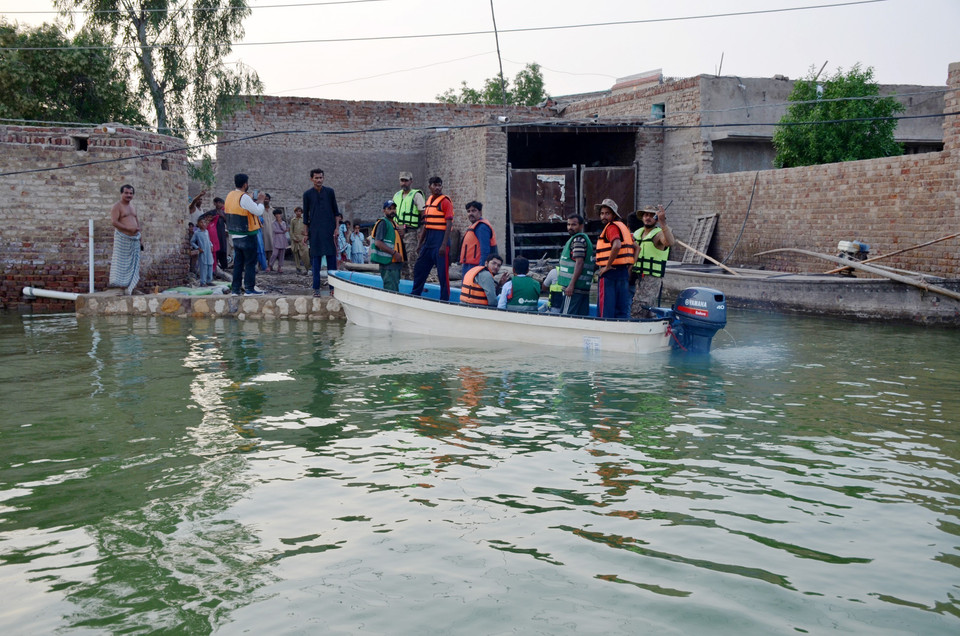 Ngày 20/9/2022, Bộ trưởng Kế hoạch Pakistan Ahsan Iqbal cảnh báo nguy cơ các bệnh lây truyền qua đường nước vượt ngoài tầm kiểm soát sau thảm họa lũ lụt ở nước này. Trong ảnh: Lực lượng cứu hộ sơ tán người dân khỏi vùng ngập lụt tại Jamshoro, tỉnh Sindh, Pakistan, ngày 15/9/2022. (Ảnh: THX/TTXVN)