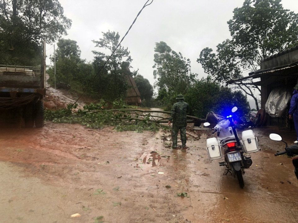 Lực lượng chức năng tại huyện Tu Mơ Rông (Kon Tum) khắc phục cây ngã đổ, làm ách tắc giao thông trên địa bàn. (Ảnh: Khoa Chương/TTXVN)