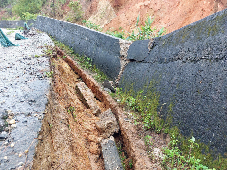 Huyện Tu Mơ Rông (tỉnh Kon Tum) xuất hiện mưa lớn khiến nhiều điểm bị sạt lở. (Ảnh: Khoa Chương/TTXVN)
