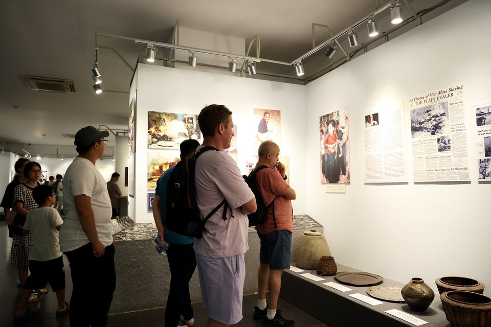 Du khách tham quan những chứng tích về tội ác của đế quốc Mỹ trong cuộc chiến tranh xâm lược Việt Nam. (Ảnh: Hồng Đạt/TTXVN)