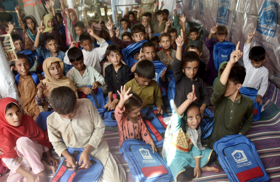 Ngày 20/9/2022, Bộ trưởng Kế hoạch Pakistan Ahsan Iqbal cảnh báo nguy cơ các bệnh lây truyền qua đường nước vượt ngoài tầm kiểm soát sau thảm họa lũ lụt ở nước này. Trong ảnh: Lớp học dã chiến dành cho trẻ em đi sơ tán tránh lũ lụt tại Charsadda, Pakistan, ngày 21/9/2022. (Ảnh: THX/TTXVN)