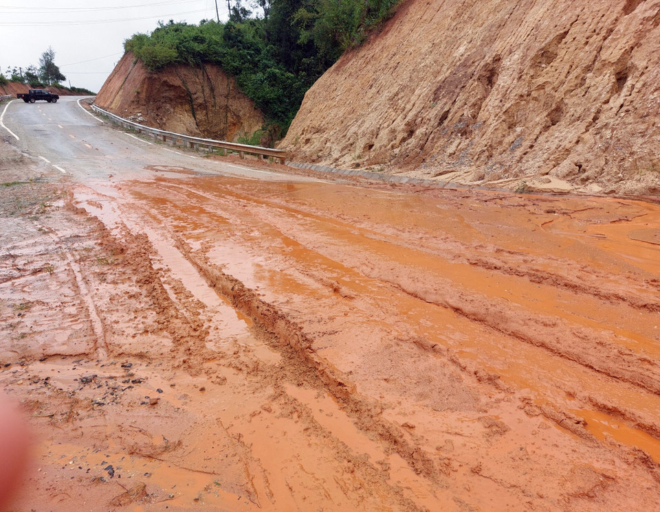 Trên địa bàn huyện Tu Mơ Rông (tỉnh Kon Tum) xuất hiện mưa lớn khiến nhiều điểm bị sạt lở. (Ảnh: Khoa Chương/TTXVN)