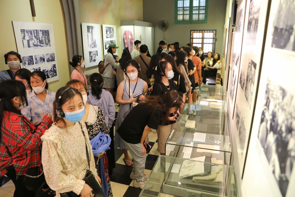 Đông đảo người dân và du khách tham quan Di tích Nhà tù Hỏa Lò trong ngày Quốc khánh 2/9. (Ảnh: Thanh Tùng/TTXVN)