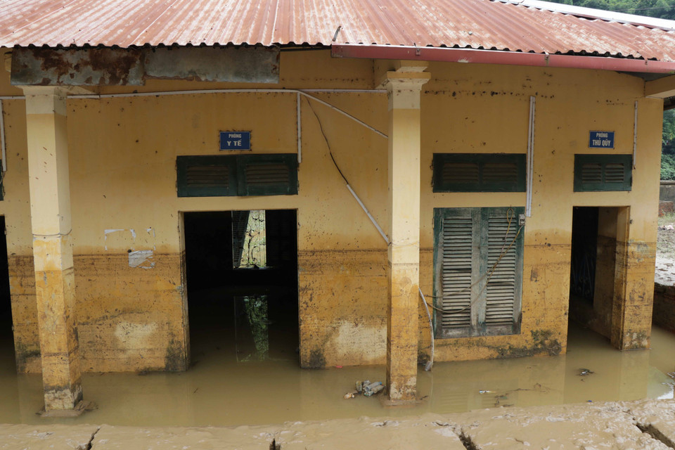 Một dãy phòng chức năng tại trường Trung học cơ sở Tạ Khoa vẫn ngập trong bùn và nước. (Ảnh: Hữu Quyết/TTXVN)