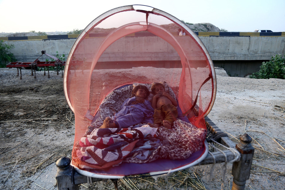 Ngày 20/9/2022, Bộ trưởng Kế hoạch Pakistan Ahsan Iqbal cảnh báo nguy cơ các bệnh lây truyền qua đường nước vượt ngoài tầm kiểm soát sau thảm họa lũ lụt ở nước này. Trong ảnh: Trẻ em ngủ trong màn để phòng bệnh sốt xuất huyết khi sơ tán tránh lũ lụt tại Jamshoro, tỉnh Sindh, Pakistan ngày 8/9/2022. (Ảnh: THX/TTXVN)