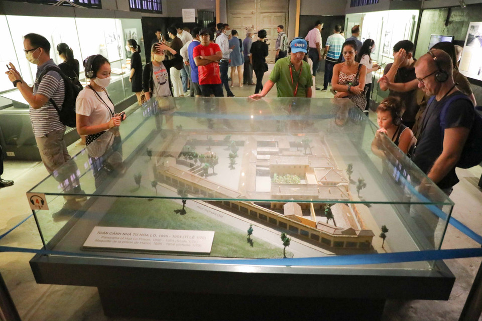 Đông đảo người dân và du khách tham quan Di tích Nhà tù Hỏa Lò trong ngày Quốc khánh 2/9. (Ảnh: Thanh Tùng/TTXVN)