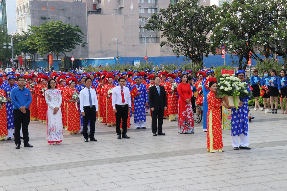 Lãnh đạo Thành phố Hồ Chí Minh cùng 100 cặp đôi tham dự Lễ cưới tập thể năm 2022 dâng hoa tưởng nhớ Chủ tịch Hồ Chí Minh tại công viên tượng đài Bác Hồ (phố đi bộ Nguyễn Huệ, quận 1). (Ảnh: Thanh Vũ/TTXVN)