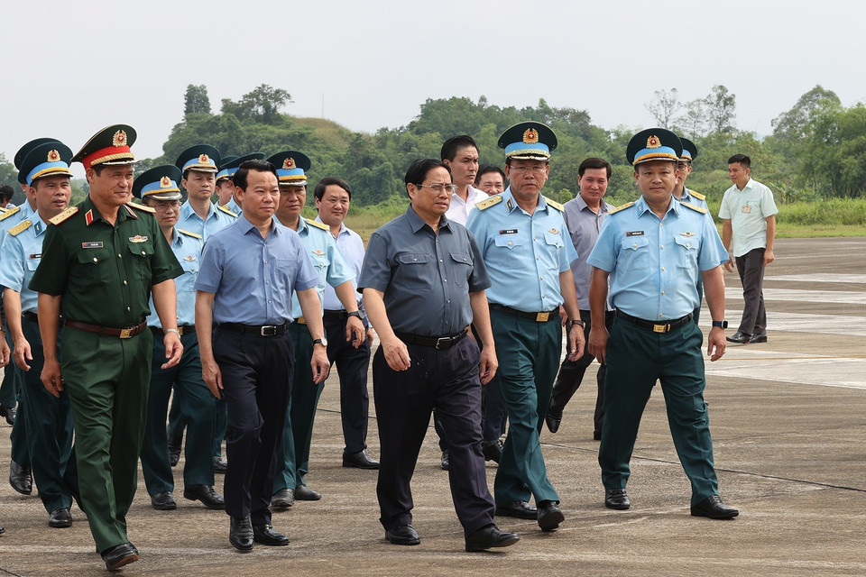 Thủ tướng Phạm Minh Chính đến thăm cán bộ, sỹ quan, chiến sỹ Trung đoàn không quân 921 (Sư đoàn 371). (Ảnh: Dương Giang/TTXVN)