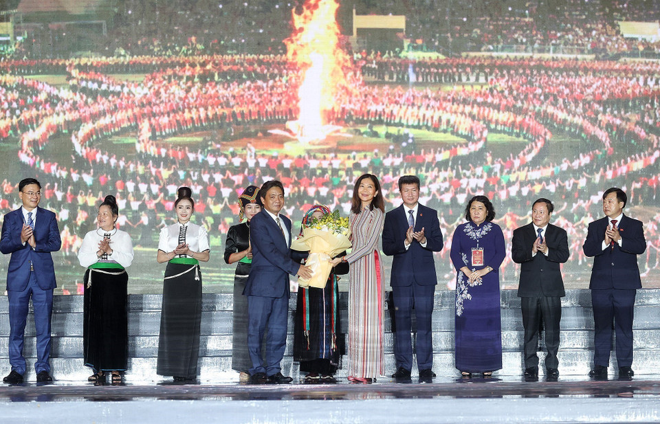 Thứ trưởng Bộ Văn hóa, Thể thao và Du lịch Hoàng Đạo Cương tặng hoa cho bà Pauline Tamesis, Điều phối viên thường trú của Liên hợp quốc tại Việt Nam. (Ảnh: Dương Giang/TTXVN)