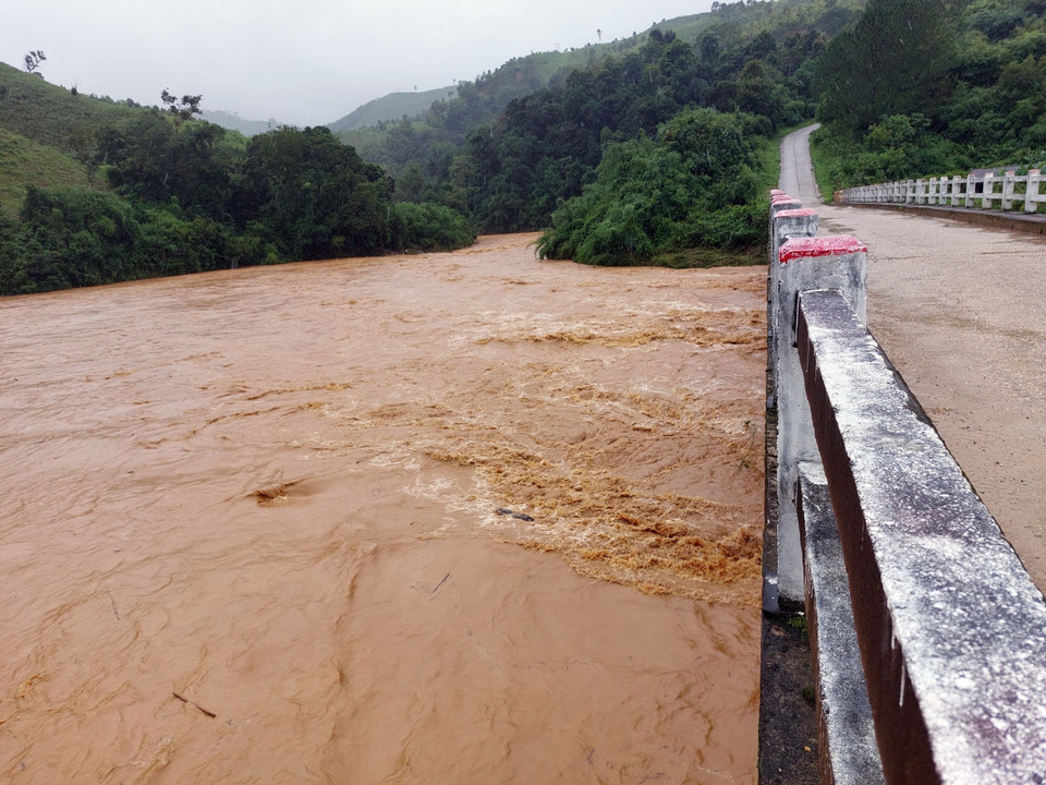 Do ảnh hưởng của bão số 4, trên địa bàn huyện Tu Mơ Rông (tỉnh Kon Tum) xuất hiện mưa lớn khiến mực nước dâng cao. (Ảnh: Khoa Chương/TTXVN)