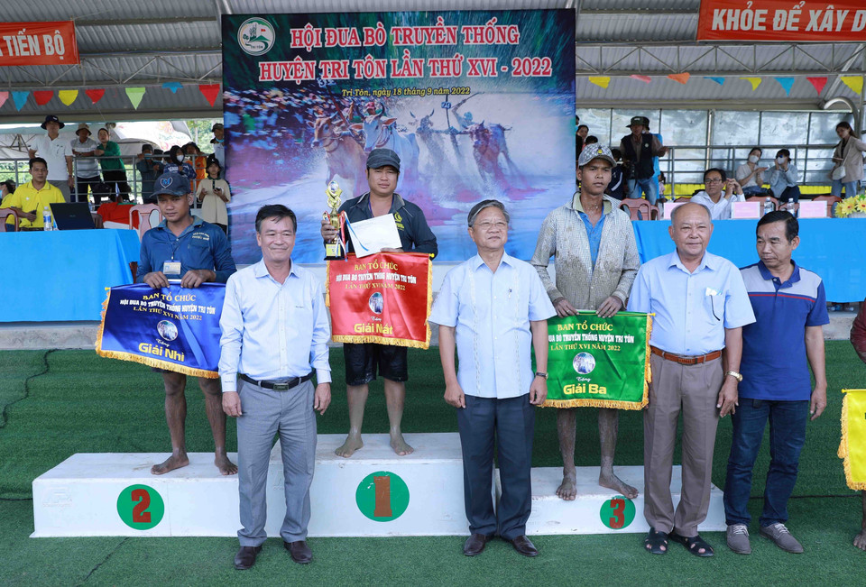 Ban tổ chức trao giải thưởng cho các chủ bò tham gia Hội thi đua bò truyền thống huyện Tri Tôn lần thứ XVI. (Ảnh: Vũ Sinh/TTXVN)