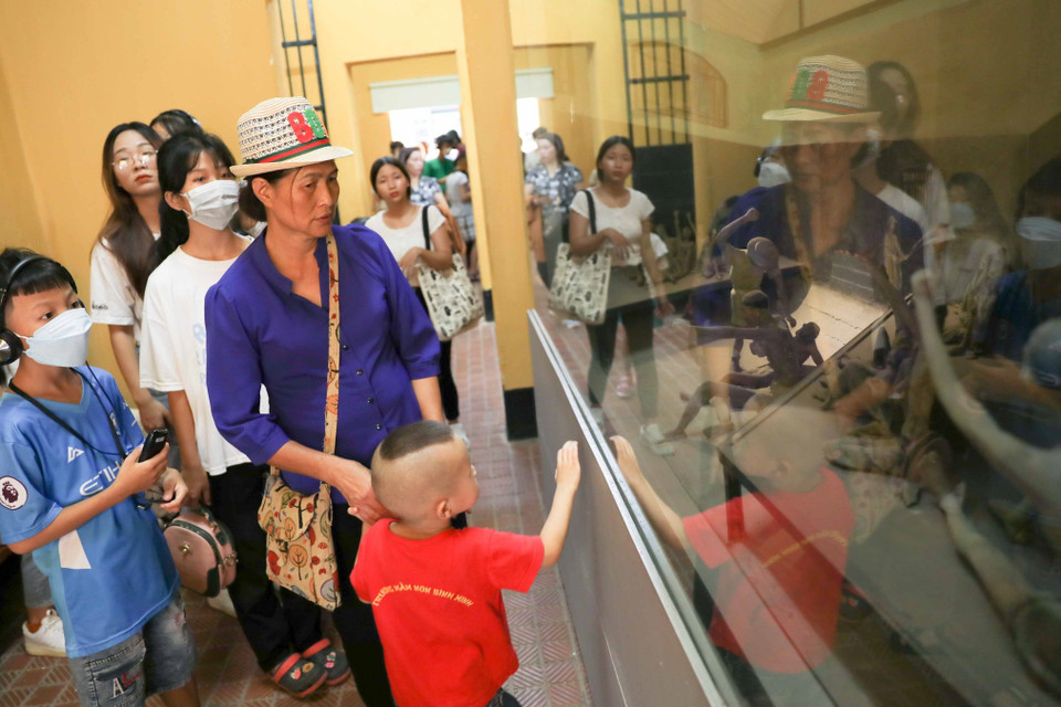 Nhiều em nhỏ được bố mẹ đưa tới tham quan Di tích Nhà tù Hỏa Lò trong ngày Quốc khánh 2/9. (Ảnh: Thanh Tùng/TTXVN)