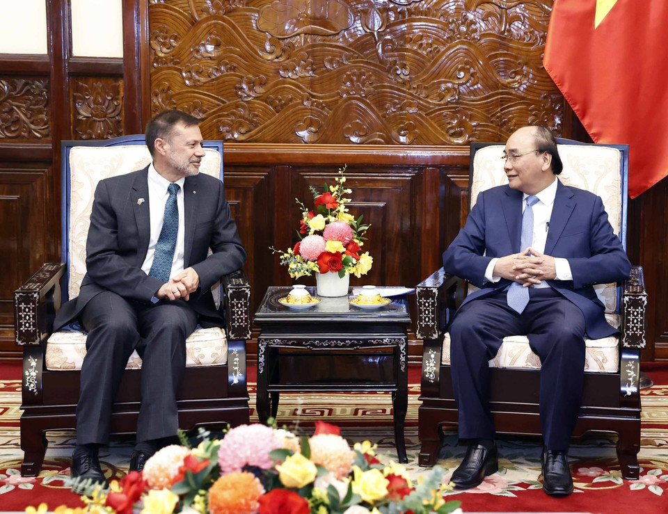 Chủ tịch nước Nguyễn Xuân Phúc tiếp Đại sứ Australia Andrew John Lech Goledzinowski. (Ảnh: Thống Nhất/TTXVN)