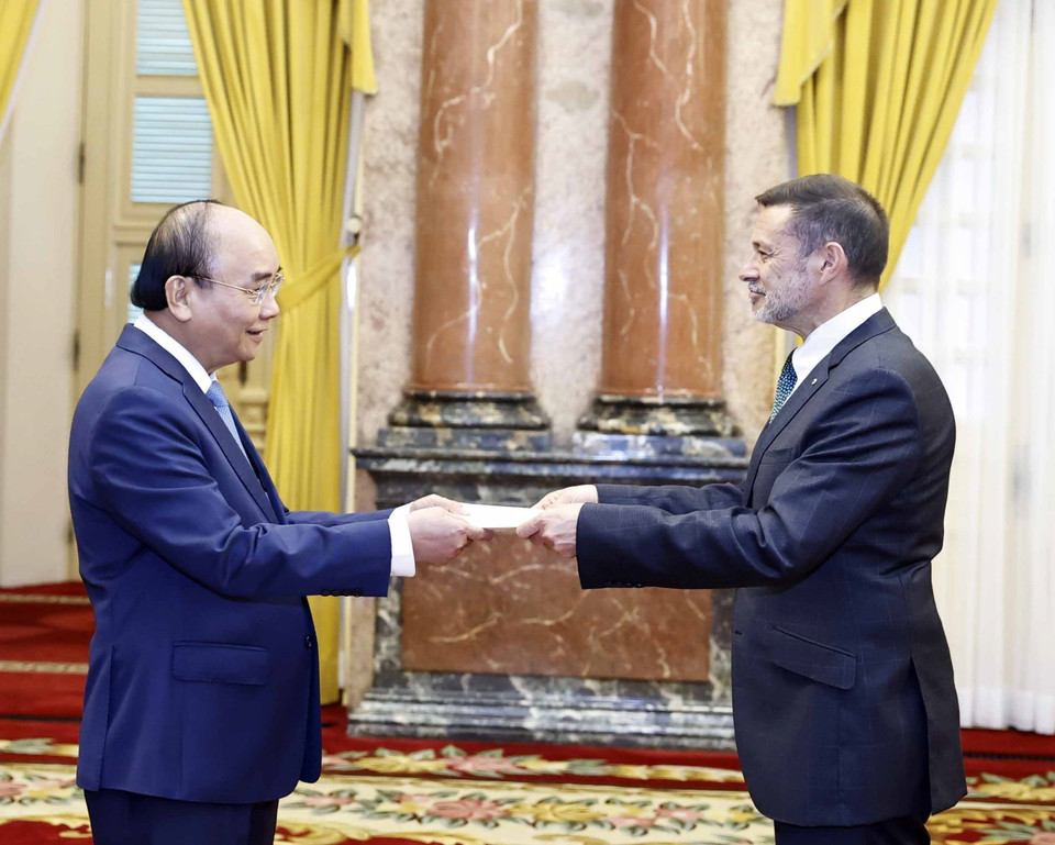 Chiều 19/9, tại Phủ Chủ tịch, Chủ tịch nước Nguyễn Xuân Phúc tiếp Đại sứ Đặc mệnh toàn quyền Australia Andrew John Lech Goledzinowski đến trình Quốc thư sang nhận nhiệm kỳ công tác tại Việt Nam. Trong ảnh: Chủ tịch nước Nguyễn Xuân Phúc tiếp nhận Quốc thư của Đại sứ Australia Andrew John Lech Goledzinowski. (Ảnh: Thống Nhất/TTXVN)