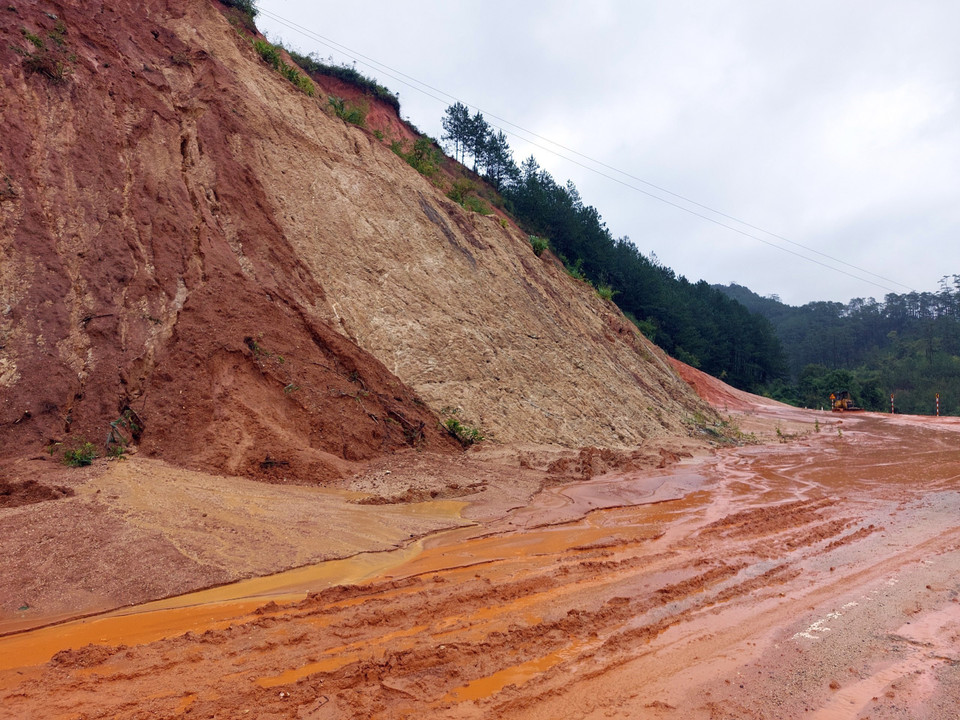 Huyện Tu Mơ Rông (tỉnh Kon Tum) xuất hiện mưa lớn khiến nhiều điểm bị sạt lở. (Ảnh: Khoa Chương/TTXVN)