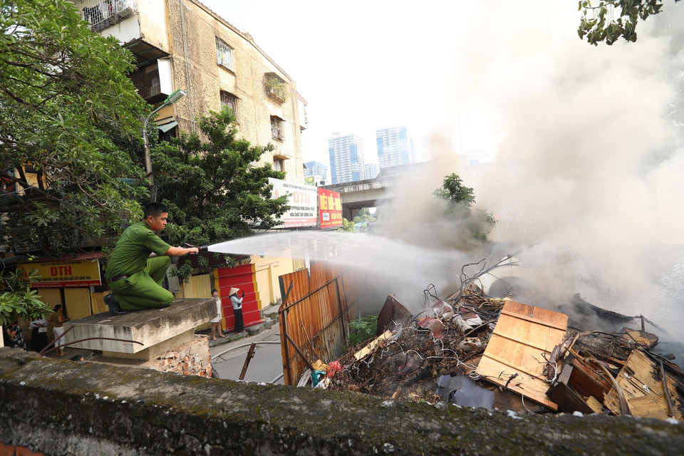Lực lượng chức năng nỗ lực dập tắt đám cháy. (Ảnh: Hoàng Hiếu/TTXVN)