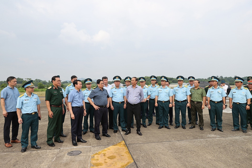 Thủ tướng Phạm Minh Chính khảo sát sân bay quân sự Yên Bái. (Ảnh: Dương Giang/TTXVN)