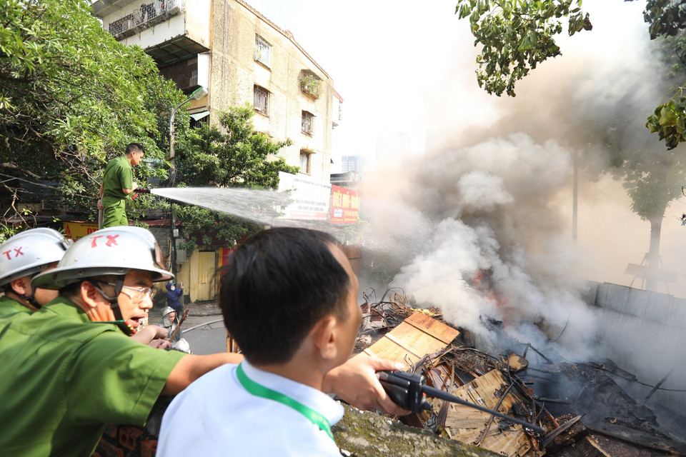 Đến 9h, đám cháy đã được dập tắt, không có thương vong về người. (Ảnh: Hoàng Hiếu/TTXVN)