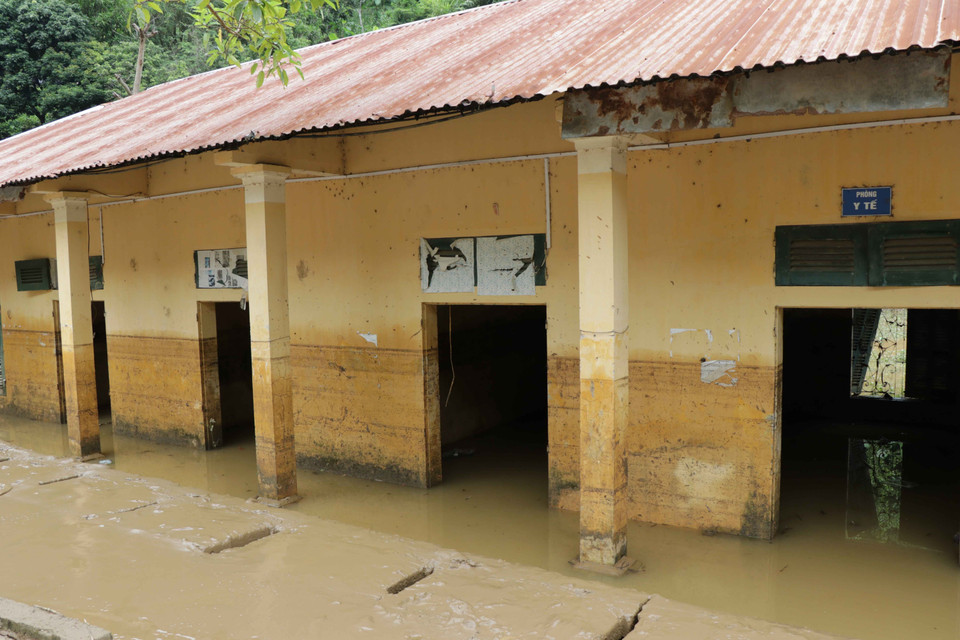 Một dãy phòng chức năng tại trường Trung học cơ sở Tạ Khoa vẫn ngập trong bùn và nước. (Ảnh: Hữu Quyết/TTXVN)