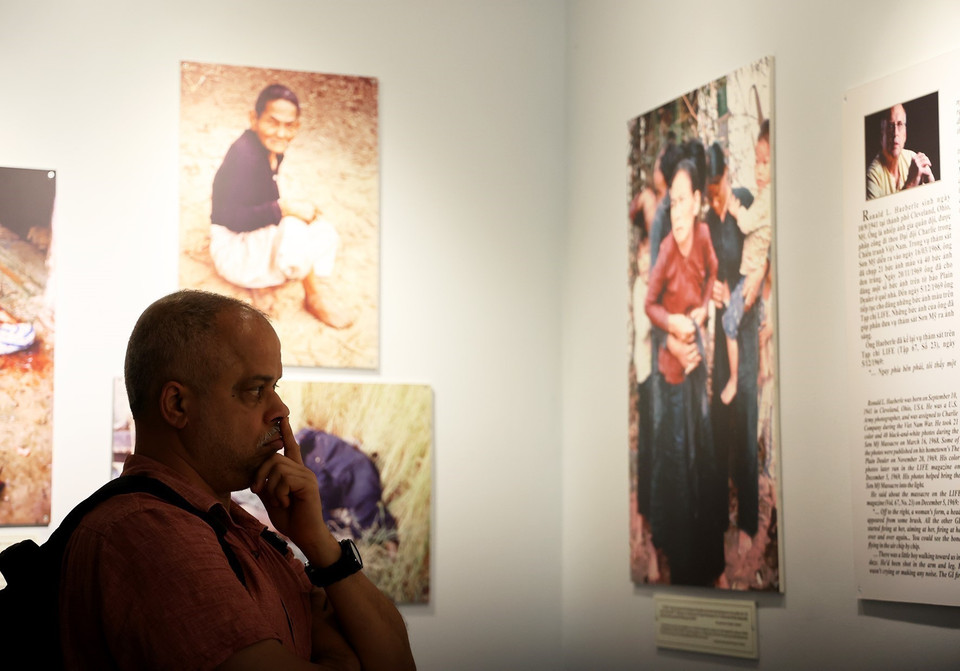 Du khách tham quan những chứng tích về tội ác của đế quốc Mỹ trong cuộc chiến tranh xâm lược Việt Nam. (Ảnh: Hồng Đạt/TTXVN)