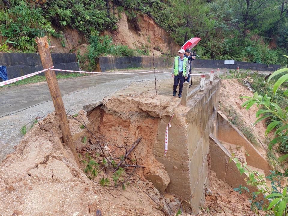 Lực lượng chức năng tại huyện Tu Mơ Rông (tỉnh Kon Tum) cắm biển cảnh báo tại những khu vực có nguy cơ sạt lở để người dân phòng tránh. (Ảnh: Khoa Chương/TTXVN)