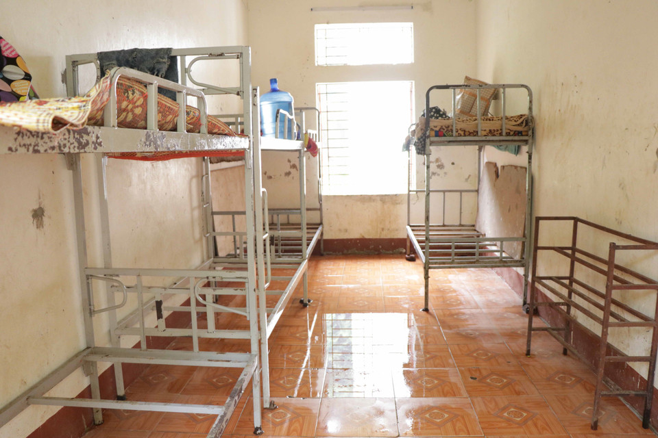 Phòng ở bán trú của học sinh được dọn dẹp sau khi bị ngập bởi mưa lũ vào ngày 4/9. (Ảnh: Hữu Quyết/TTXVN)