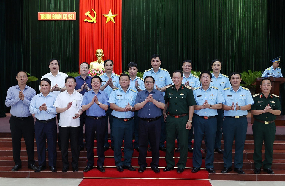 Thủ tướng Phạm Minh Chính với cán bộ, sỹ quan Trung đoàn không quân 921, Sư đoàn 371. (Ảnh: Dương Giang/TTXVN)