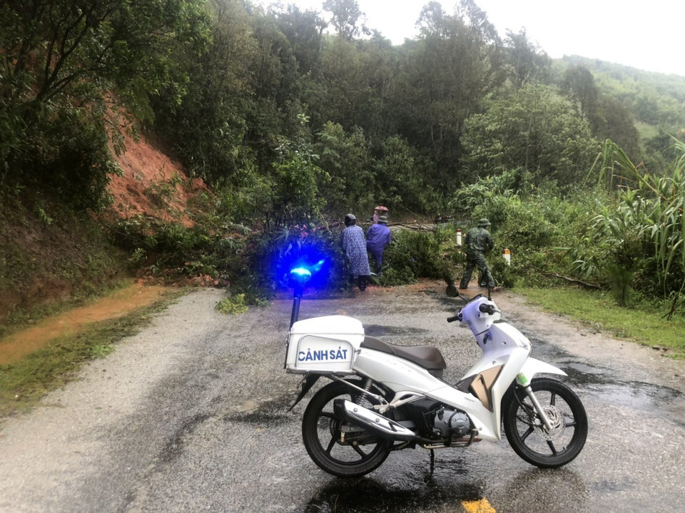 Lực lượng chức năng tại huyện Tu Mơ Rông (Kon Tum) xử lý cây ngã đổ, làm ách tắc giao thông trên địa bàn. (Ảnh: Khoa Chương/TTXVN)