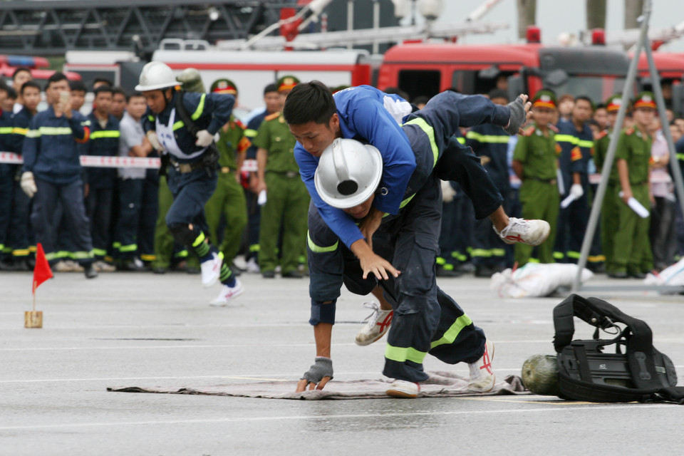 Chiến sỹ phòng cháy chữa cháy thực hiện động tác cứu người ra khỏi nơi nguy hiểm. (Ảnh: Doãn Đức/Vietnam+)