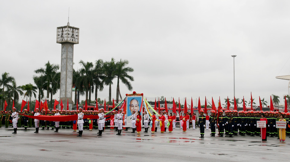 Chương trình có sự tham gia biểu dương lực lượng của 15 đội dân phòng và 15 đội phòng cháy chữa cháy cơ sở. (Ảnh: Doãn Đức/Vietnam+)