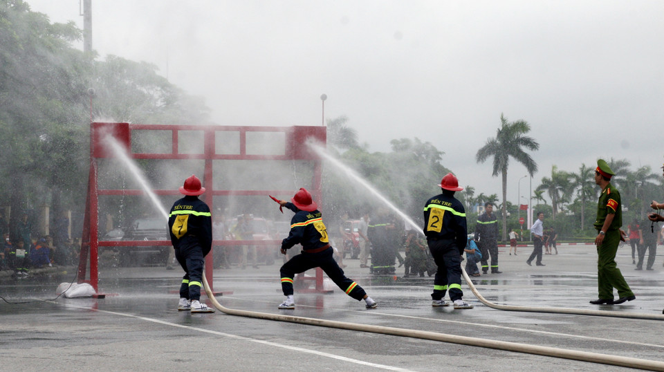 Phần thi: Đội hình máy bơm chữa cháy phun nước tiêu điểm. (Ảnh: Doãn Đức/Vietnam+)