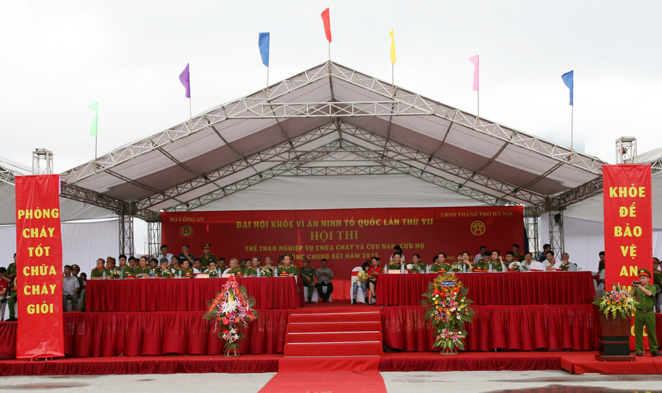 Hội thi thể thao Nghiệp vụ chữa cháy và cứu nạn, cứu hộ của lực lượng Cảnh sát phòng cháy chữa cháy là một chương trình chính thức thuộc Đại hội khỏe Vì an ninh Tổ quốc lần thứ VII. (Ảnh: Doãn Đức/Vietnam+)