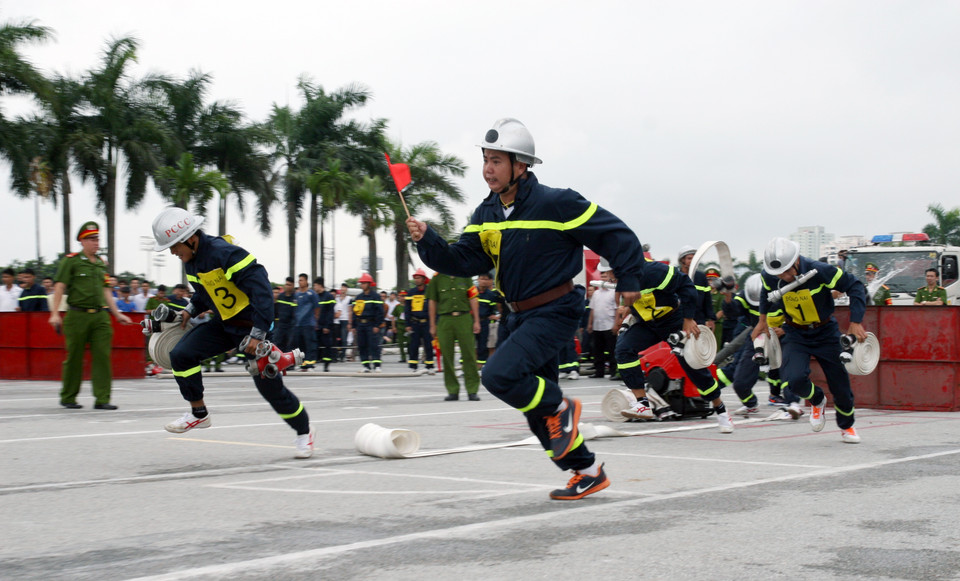 Các môn thi đòi hỏi người lính chữa cháy phải nắm vững kiến thức, kỹ năng về chữa cháy và cứu nạn. (Ảnh: Doãn Đức/Vietnam+)