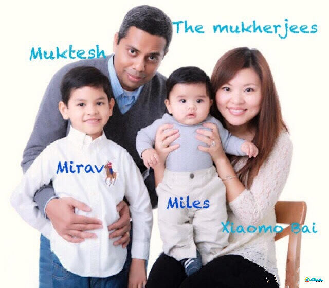 Bố mẹ của Mirav, 8 tuổi, và Miles, 3 tuổi, đều là hành khách trên chuyến bay MH370. Sau khi máy bay mất tích, hai đứa trẻ bé bỏng rời Bắc Kinh để bắt đầu cuộc sống mới ở Mumbai. Một năm sau đó, cậu bé Mirav dũng cảm đã kể cho các bạn cùng lớp biết câu chuyện xảy ra với cậu. Cậu bé luôn tin rằng bố mẹ sẽ quay trở về nhưng bây giờ có vẻ như cậu bé đã dần hiểu ra điều đó có thể sẽ chẳng thành hiện thực... (Nguồn: QQ)