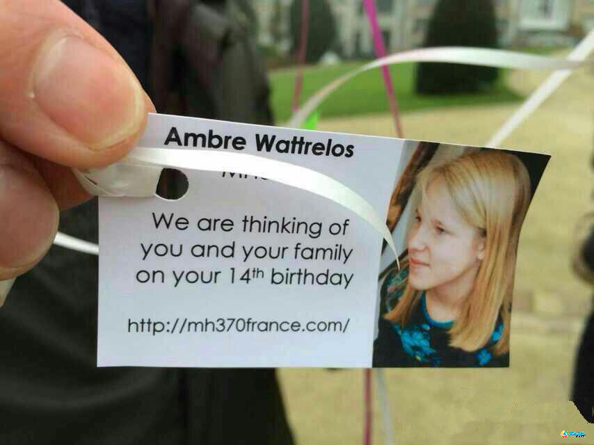 Ngày 3/12/2014, ngày sinh nhật 14 tuổi của Ambre, hành khách nhỏ bé trên chuyến bay MH370. Người thân và bạn bè của Ambre cầu nguyện cho MH370 bình an trở về. (Nguồn: QQ)