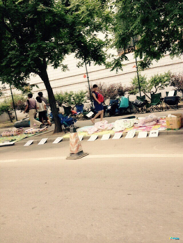 Ngày 2/6, thân nhân hành khách Trung Quốc chờ đợi bên ngoài Đại sứ quán Malaysia ở Bắc Kinh. (Nguồn: QQ)