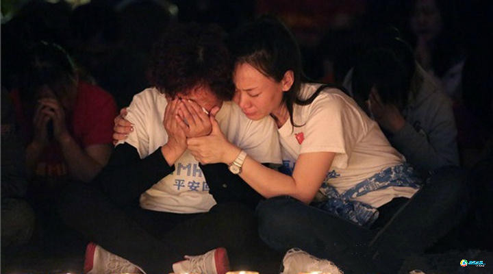 Ngày 25/1, người thân của hành khách MH370 vẫn chìm trong nước mắt. Đối với họ, 2014 là một năm u tối. Trong năm đó, những người xa lạ bỗng trở nên gắn kết bởi họ có chung niềm hy vọng người thân trên MH370 có thể trở về. (Nguồn: QQ)