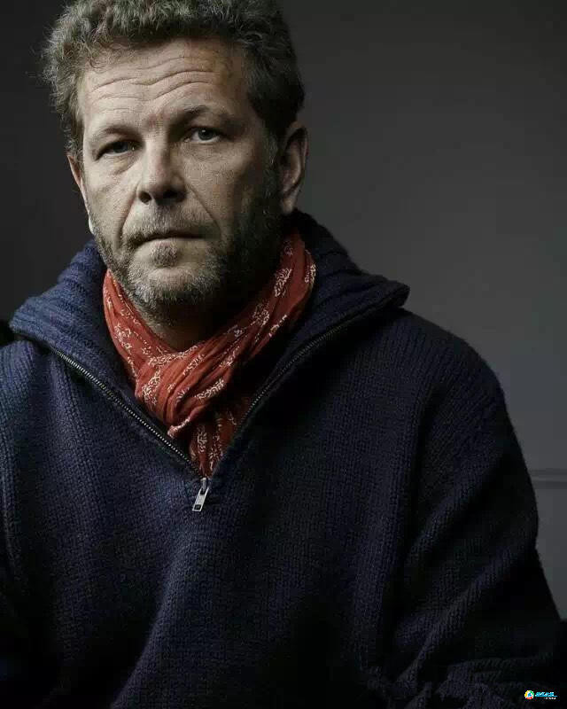 Ghislain, một người đàn ông Pháp, đã không còn nhìn thấy vợ, con gái và con trai sau chuyến bay định mệnh đó. Ông đã trả lời hàng trang cuộc phỏng vấn, không ngừng kêu gọi và lập cả một Hiệp hội để ủng hộ cho MH370 tại Paris. (Nguồn: QQ)