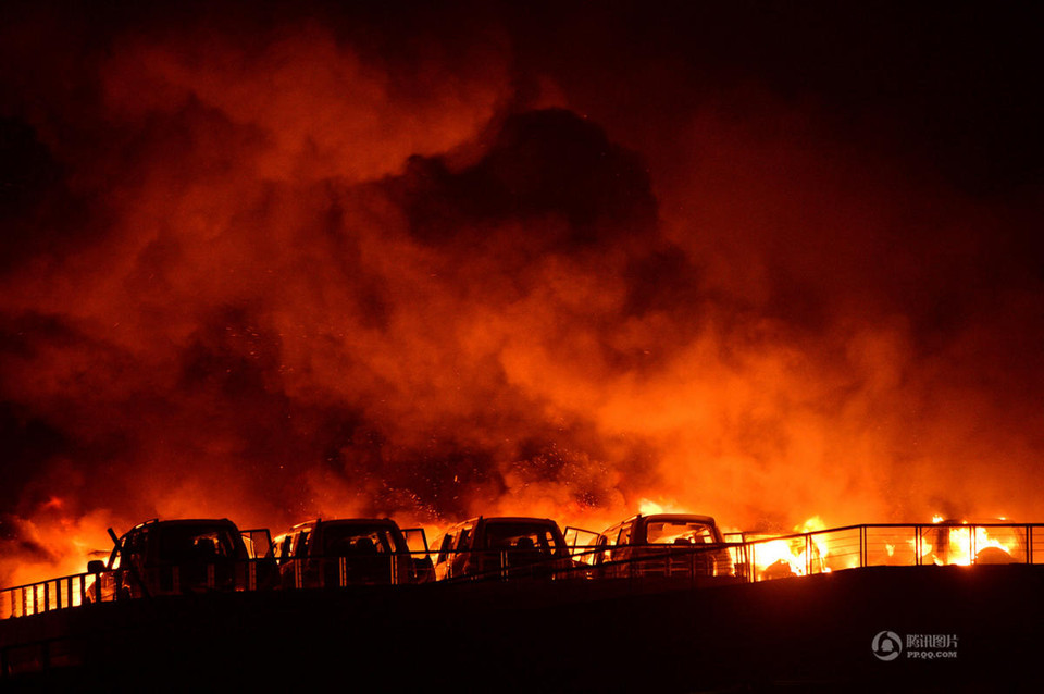 Lửa bốc lên đỏ rực cả bầu trời. (Nguồn: QQ)