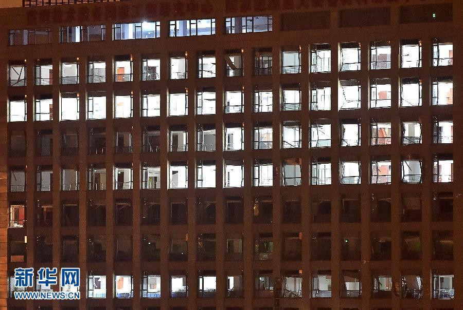 Các ô cửa kính trong một tòa nhà gần đó bị phá vỡ. (Nguồn: Tân Hoa xã)