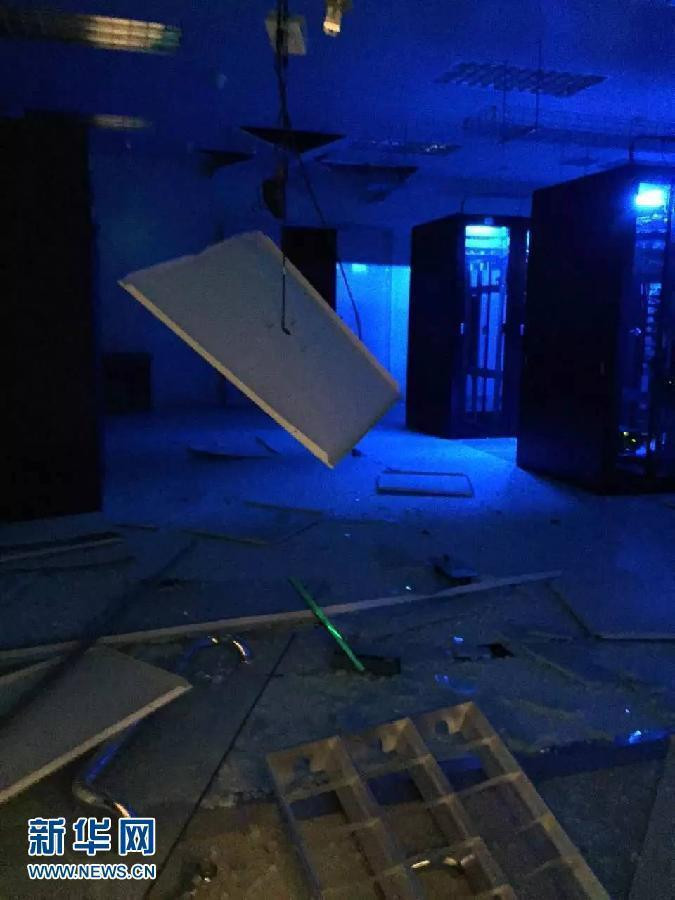 Vụ nổ đã làm vỡ các cửa sổ và làm bật tung các cửa ra vào của các tòa nhà ở khu vực xung quanh. (Nguồn: Tân Hoa xã)