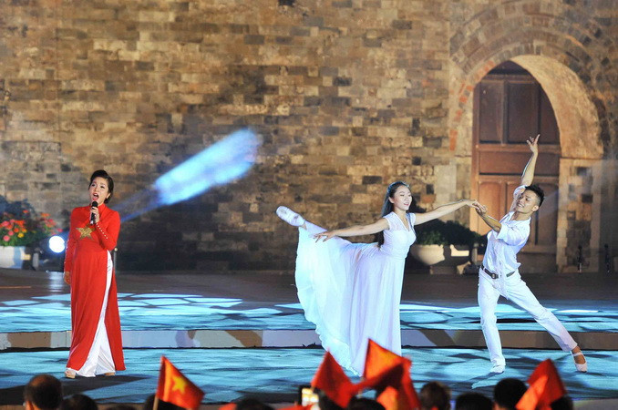 Ca sỹ Mỹ Linh biểu diễn ca khúc "Bài ca hy vọng." (Ảnh: Minh Đức/TTXVN)