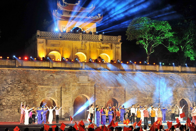 Tối 30/8, Đài Truyền hình Việt Nam tổ chức chương trình truyền hình trực tiếp 'Lá cờ Độc lập' nhân dịp kỷ niệm 70 năm Quốc khánh 2/9. Chương trình được thực hiện tại hai điểm cầu: Hoàng thành Thăng Long (Hà Nội) và Thành phố Hồ Chí Minh. (Ảnh: Minh Đức/TTXVN)