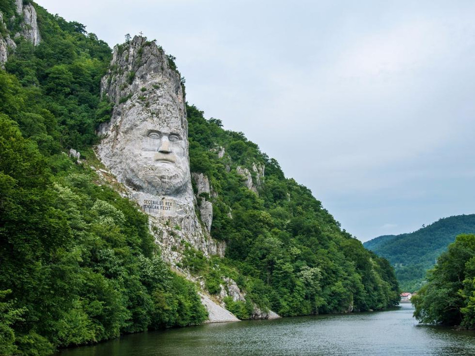 Bức tượng Vua Dacian Decebalus là bức tượng đá cao nhất châu Âu, nằm ở bên bờ sông Danube, Romania. Nó được xây dựng từ năm 1994 đến 2004. Bức tượng khổng lồ này là công trình tưởng nhớ người anh hùng Decebalus của người Romania. (Nguồn: QQ)