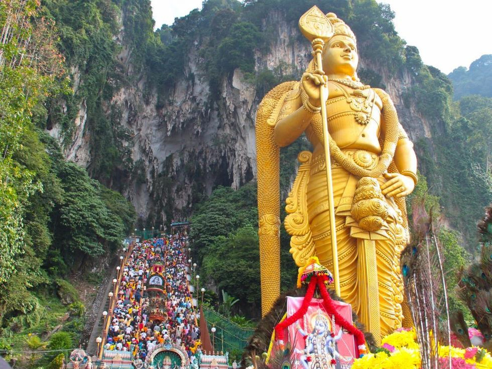 Tượng thần Murugan ở Selangor, Malaysia có chiều cao 42m. Đây được coi là tượng thần Hindu cao nhất thế giới. 15 thợ điêu khắc lành nghề từ Ấn Độ đã phải mất 3 năm để thực hiện bức tượng này bên ngoài hang Batu nổi tiếng của Malaysia. Tượng được làm từ 250 tấn thép, 1.550m3 bêtông và 300l sơn vàng. (Nguồn: QQ)