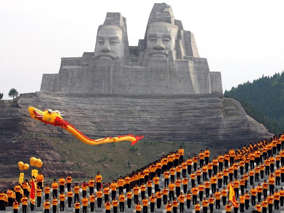 Tượng Hoàng đế Yan và Huang ở Trung Quốc cao 106m này là tác phẩm điêu khắc miêu tả lại hai vị hoàng đế cổ đại Yan và Huang. Bức tượng được xây dựng ở Trịnh Châu, thủ phủ của tỉnh Hà Nam. Bức tượng được đặt dựa lưng vào núi còn mặt hướng ra sông Hoàng Hà trên một khu đất rộng 2.816m2. (Nguồn: QQ)