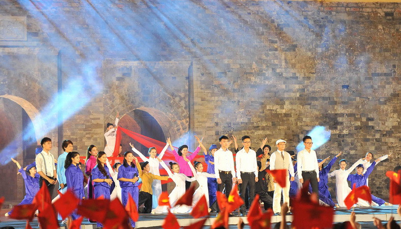 Nhóm Dòng thời gian và Hội Cựu chiến binh quận Ba Đình biểu diễn ca khúc 'Chiến sỹ Việt Nam' tại điểm cầu Hoàng thành Thăng Long. (Ảnh: Minh Đức/TTXVN)