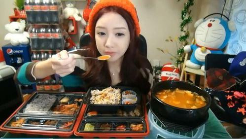 Nhiều người trẻ tuổi nói rằng họ thích cái cảm giác ăn cơm trong phòng ngủ và truyền trực tiếp lên mạng hơn là ngồi đối diện với bố mẹ. (Nguồn: QQ)