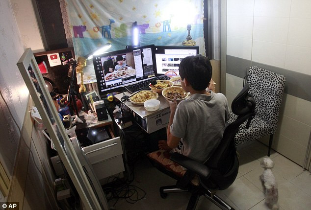 Kim trong căn phòng nhỏ của mình. (Nguồn: AP)